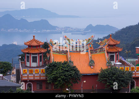 Dämmerung Landschaft in Jiufen Stadt, der Tempel auf dem Hügel über dem nebligen Meer, Taiwan Stockfoto
