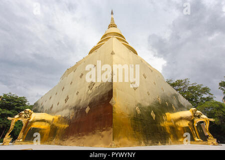 Stupa Pyramide mit goldenen Elefanten Statuen unter einem dramatischen Himmel bei der Wat Phra Singh Tempel, Chiang Mai, Thailand Stockfoto
