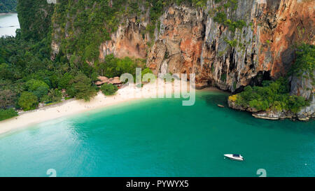 Luftaufnahme von Phra Nang Tropical Beach und Höhle in der Provinz Krabi, Thailand Stockfoto