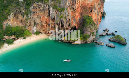 Luftaufnahme von Phra Nang Tropical Beach und Höhle in der Provinz Krabi, Thailand Stockfoto