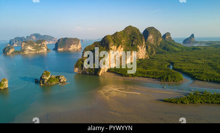 Luftbild der Bucht von Phang Nga mit Mangrove Tree Wald und Hügel in der Andaman Sea, Thailand Stockfoto