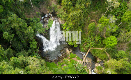 Luftaufnahme des Pha Dok Seaw Wasserfall im Mae Klang luang Dschungel, Doi Inthanon Nationalpark, Thailand Stockfoto