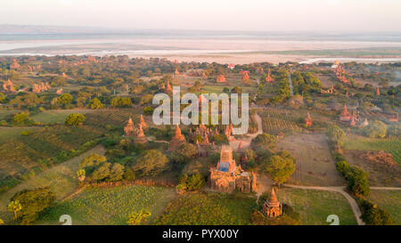 Luftbild des alten Pagoden in der Ebene von Bagan bei Sonnenaufgang, Myanmar Stockfoto