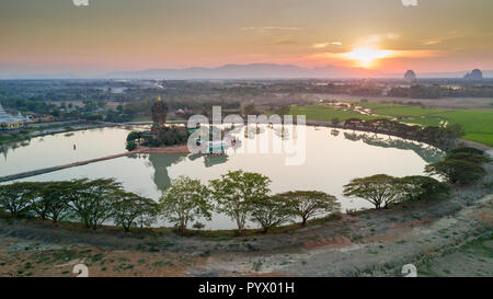 Luftaufnahme der Kyauk Kalap Pagode, Hpa-An, Myanmar Stockfoto