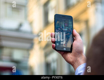 Russland, Moskau, 13. Juli 2018 Mann mit Handy am Ort Straße Stockfoto