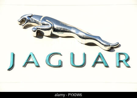 Lugano, Schweiz - 24. Oktober 2018: Logo Zeichen der Jaguar Autohaus bei Lugano in der Schweiz Stockfoto