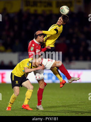 Nottingham Forest Gil Dias (Mitte) und Burton Albion Ben Fuchs (rechts) Kampf um den Ball während der carabao Schale, Vierte Runde am Pirelli Stadium, Burton. Stockfoto