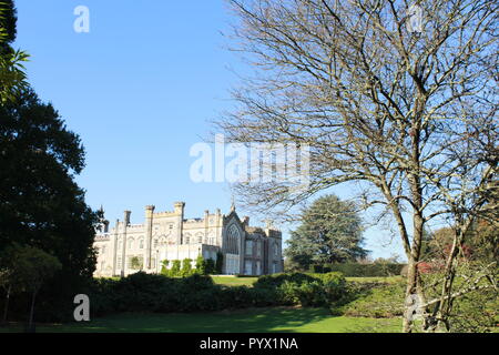 Sheffield Park Haus durch die Bäume Stockfoto