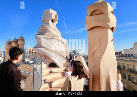 Barcelona, Spanien, Oktober 2018. Auf dem Dach von Antoni Gaudís Casa Mila auch als La Pedrera bekannt. Hellen, sonnigen Morgen. Stockfoto