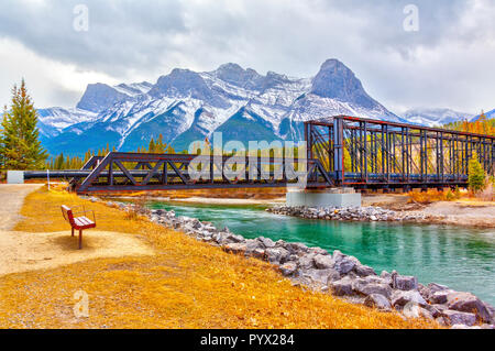 Historische Canmore Motor truss Bridge ist eine Brücke über den Bow River in der kanadischen Rocky Mountains von Alberta. Die Brücke wurde von der Canadian Pacific R Stockfoto