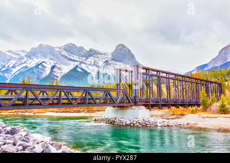 Historische Canmore Motor truss Bridge ist eine Brücke über den Bow River in der kanadischen Rocky Mountains von Alberta. Die Brücke wurde von der Canadian Pacific R Stockfoto