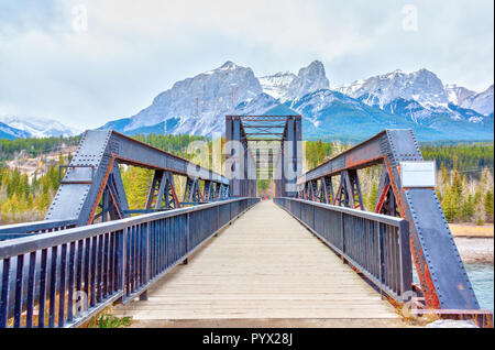 Historische Canmore Motor truss Bridge ist eine Brücke über den Bow River in der kanadischen Rocky Mountains von Alberta. Die Brücke wurde von der Canadian Pacific R Stockfoto