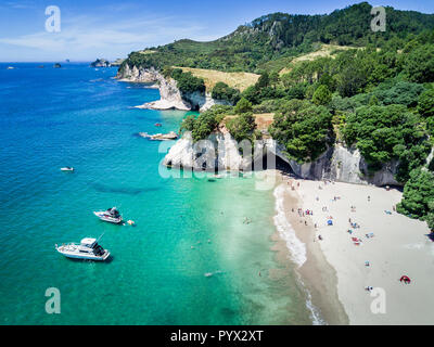 Luftaufnahme von Cathedral Cove in Coromandel Halbinsel, Neuseeland Stockfoto