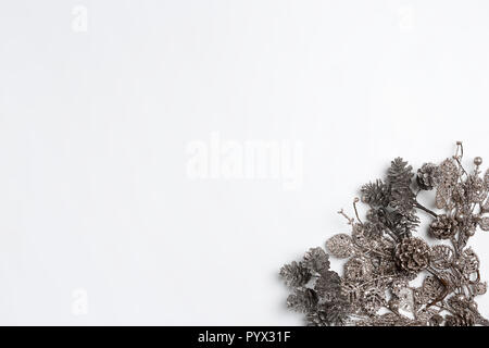 Weihnachten dekorative Komposition von Spielzeug auf weißem Hintergrund. Ansicht von oben. Flach Stockfoto