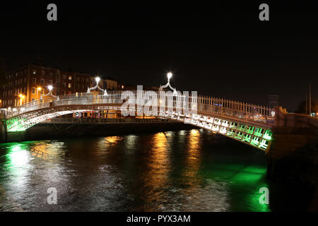 Ha Penny Bridge bei Nacht, Temple Bar, Dublin Stockfoto