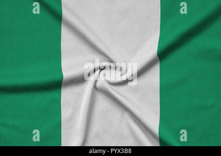 Nigeria Fahne wird auf ein Sport tuch Stoff mit vielen Falten dargestellt. Sport Team winken Banner Stockfoto