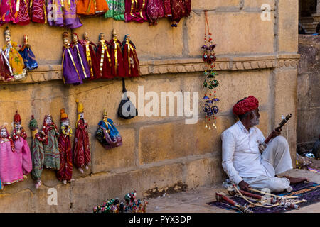 Lokale Musiker in der Straßenszene in Jaisalmer, Rajasthan Stockfoto