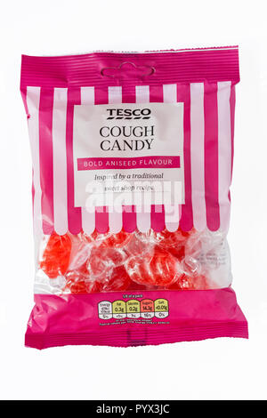 Paket von Tesco Husten Candy bold Anisgeschmack Süßigkeiten von einem traditionellen Sweet Shop Rezept auf weißem Hintergrund inspiriert Stockfoto