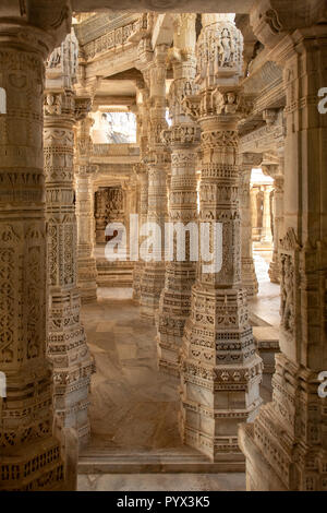 Rock geschnitzten Säulen im Inneren Chaumukha Jain Tempel Ranakpur, Rajasthan, Indien Stockfoto