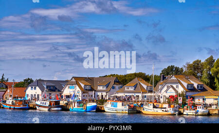 Hafen in Vitte mit Fischerbooten auf einen sonnigen schönen Tag, Insel Hiddensee, Ostsee, Deutschland Stockfoto