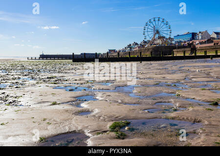 Bridlington Beach Yorkshire North Beach mit Blick auf das lustige große Radkarussell an der Küste Bridlington Yorkshire England GB Europa Stockfoto