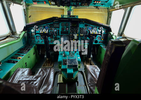 09.23.2018 Rußland Uljanowsk Flughafen: Die Kabine des legendären Sowjetischen Flugzeug Tupolew Tu-144, erste supersonic Passagierflugzeug der Welt. Ein ser Stockfoto