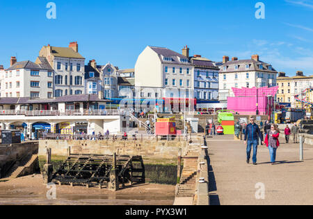 Bridlington Altstadt und Bridlington Hafen Touristen zu Fuß am Hafen entlang der Wand in Bridlington East Riding von Yorkshire England UK GB Europa Stockfoto