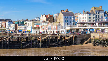 Bridlington Marina und Bridlington Hafen bei Ebbe mit dem Hafen Wand und Steg East Riding von Yorkshire England UK GB Europa Stockfoto