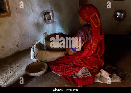 Lady, Roti in Bishnoi Dorf in der Nähe von Jodhpur, Rajasthan, Indien Stockfoto