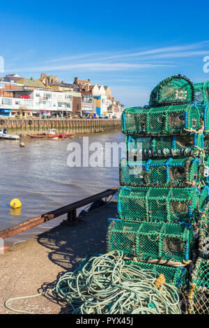 Bridlington Marina und Bridlington Hafen Hummer Töpfe und Angeln Linien auf der Hafenmauer Bridlington East Riding von Yorkshire England UK Europa Stockfoto