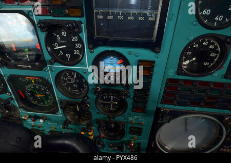 09.23.2018 Rußland Uljanowsk Flughafen: Der im Cockpit des legendären Sowjetischen Flugzeug Tupolew Tu-144, erste Supersonic der Welt Passagier ai Stockfoto