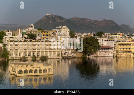 Blick über den See Pichula in Udaipur, Indien Stockfoto