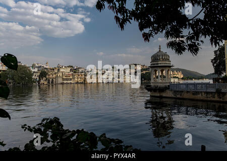 Blick über den See Pichula in Udaipur, Indien Stockfoto