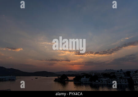 Blick über den See Pichula in Udaipur, Indien Stockfoto