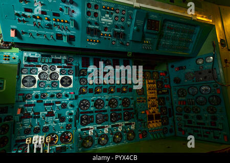 09.23.2018 Rußland Uljanowsk Flughafen: Der im Cockpit des legendären Sowjetischen Flugzeug Tupolew Tu-144, erste Supersonic der Welt Passagier ai Stockfoto