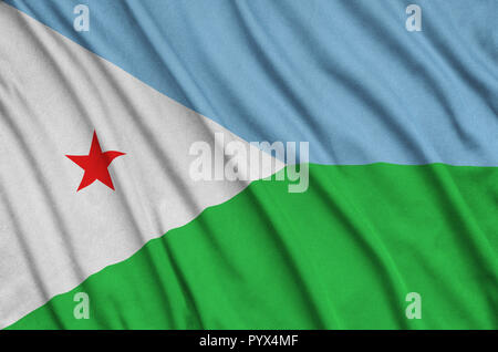 Dschibuti Fahne wird auf ein Sport tuch Stoff mit vielen Falten dargestellt. Sport Team winken Banner Stockfoto