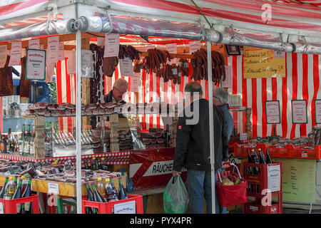 Fleisch auf einem Markt verkauft den Kunden am Viktualienmarkt in München, Deutschland. Stockfoto