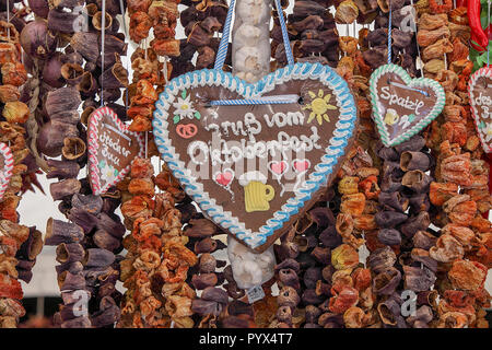 Getrocknete Chilis und Herzen Oktoberfest Pralinen für den Verkauf in den Viktualienmarkt in München, Deutschland geprägt. Stockfoto