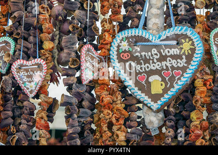 Getrocknete Chilis und Herzen Oktoberfest Pralinen für den Verkauf in den Viktualienmarkt in München, Deutschland geprägt. Stockfoto