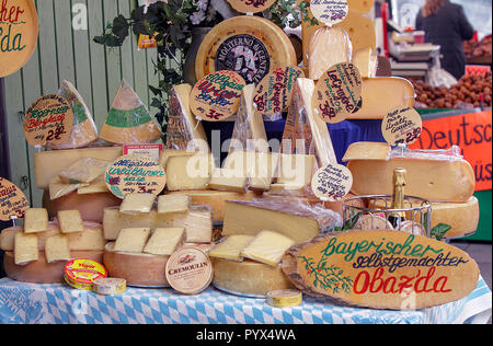 Verschiedene Sorten von kontinentalen Käsesorten auf dem Display und für den Verkauf in den Viktualienmarkt in München, Deutschland. Stockfoto