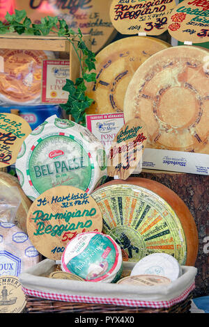 Verschiedene Sorten von kontinentalen Käsesorten auf dem Display und für den Verkauf in den Viktualienmarkt in München, Deutschland. Stockfoto