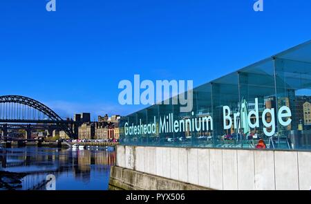 Perfekte blauer Himmel über dem Fluss Brew, Erstellen von pristine Reflexionen von der interessanten Architektur in Gateshead. Stockfoto