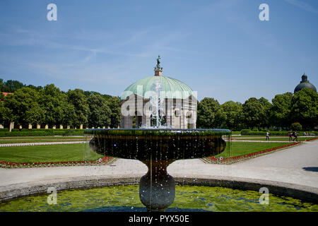 Schöne Diana Tempel (dianatempel) und einem Brunnen in der Münchner Hofgarten Stockfoto