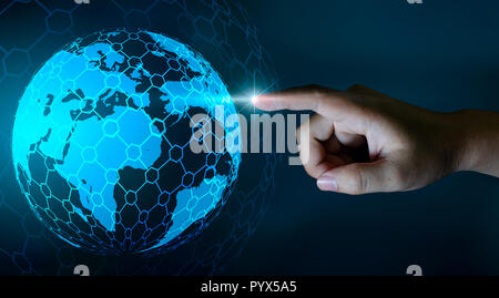 Welt Karte in den Händen eines Geschäftsmannes Netzwerk Technologie und Kommunikation Raum Eingabedaten Stockfoto