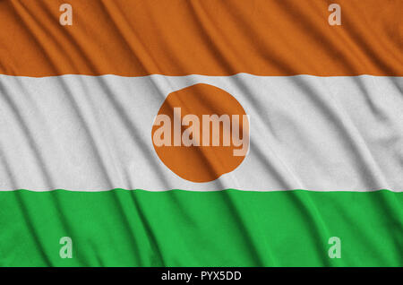 Niger Fahne wird auf ein Sport tuch Stoff mit vielen Falten dargestellt. Sport Team winken Banner Stockfoto
