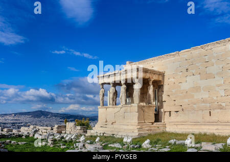 Blick von der Veranda der Karyatiden auf das Erechtheion Tempel auf der Athen Accropolis mit Blick auf Athen und die Berge im Hintergrund unter einem Stockfoto
