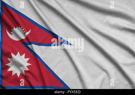 Nepal Fahne wird auf ein Sport tuch Stoff mit vielen Falten dargestellt. Sport Team winken Banner Stockfoto