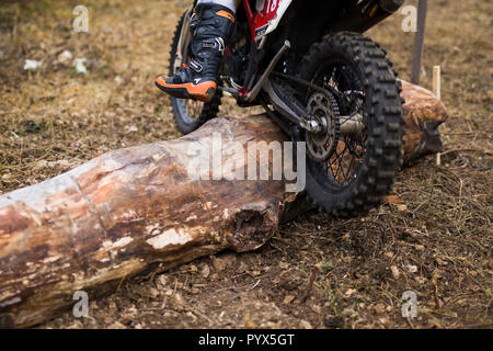 Unbekannter Fahrer an Hard Enduro Rennen in Soko Banja, Serbien Stockfoto