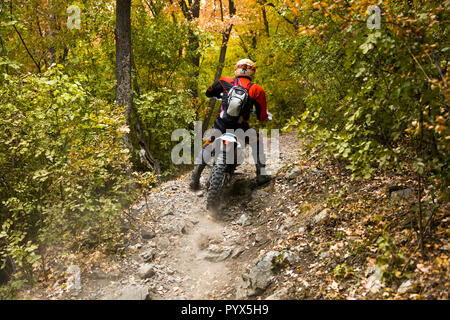 Unbekannter Fahrer an Hard Enduro Rennen in Soko Banja, Serbien Stockfoto