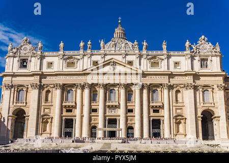 Vatikan - 25. SEPTEMBER 2018: Detail der Petersdom im Vatikan. Es ist die weltweit größte Gebäude der Kirche. Stockfoto